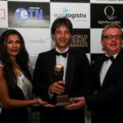 Chris Frost, Commercial Director der World Travel Group (rechts) übergibt den World Travel Award als “Europe’s Leading Cruise Line” an Alex Busquets,