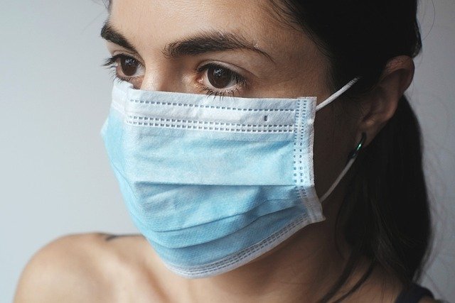 Frau mit Mund- Nasneschutz